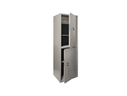 Шкаф представляет собой сварную металлическую конструкцию прямоугольной формы. Горизонтальная перегородка делит шкаф на 2 независимых отделения, запираемых собственной дверью. Корпус и двери шкафа изготовлены из стального листа толщиной 1,2 мм. Двери изнутри усилены панелью коробчатого сечения из стального листа толщиной 0,8 мм. Шкаф комплектуется 2-мя съемными регулируемыми по высоте полками, а верхнее отделение шкафа дополнительно оборудовано отсеком ограниченного доступа (трейзер), запираемым замком «почтового» типа. Петли шкафа – внутренние. Окраска - полимерное порошковое покрытие, цвет серый.